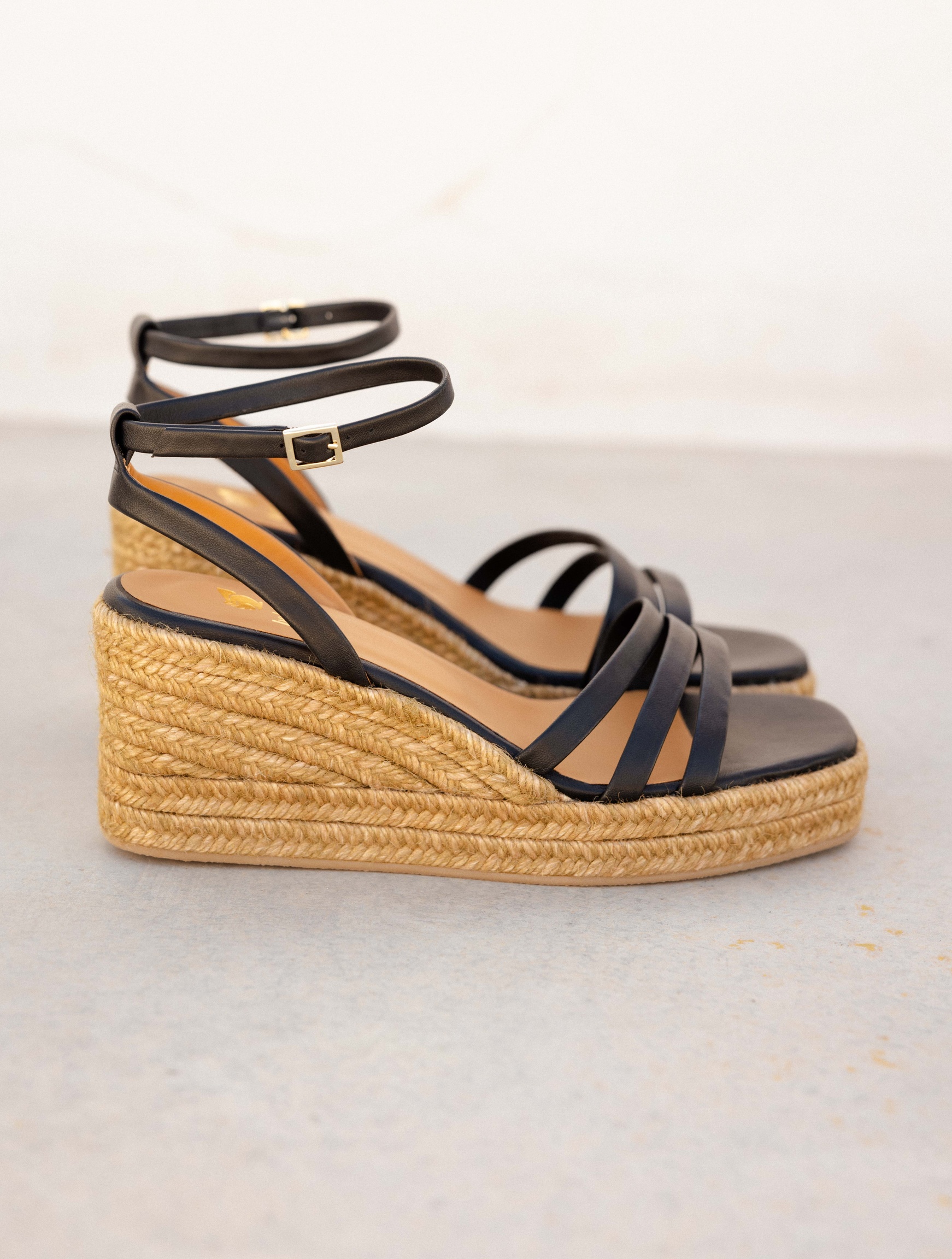 Stuart Weitzman Espadrille compensée à bride de cheville en cuir doré