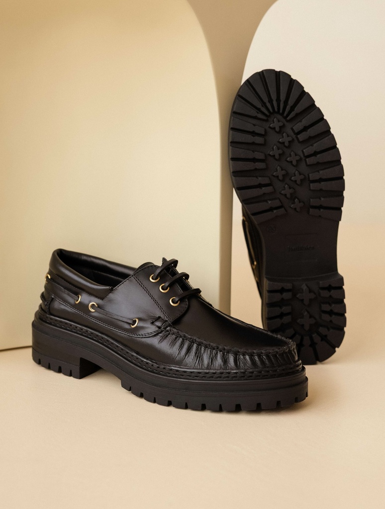Women's black leather boat shoes with notched rubber sole | Farah